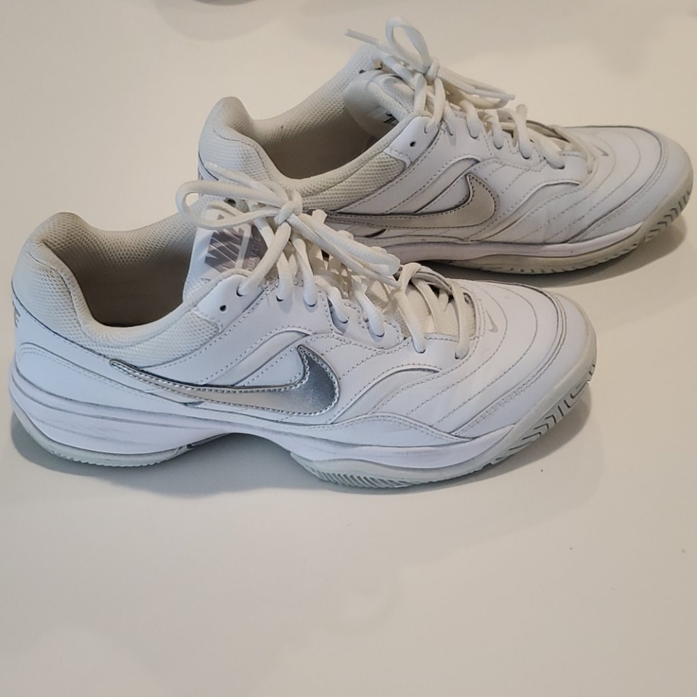 Nike tennis shoes size 8.5 women's